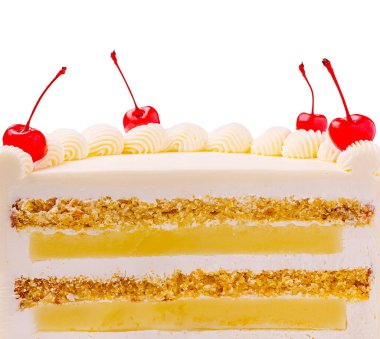 Görsel olarak çekici bir pasta kremalı krema, altın tabakalar ve üzerinde parlak kırmızı kirazlar içerir. Kutlamalar ya da tatlı toplantılar için mükemmel. Hoş ve davetkar görünüyor..