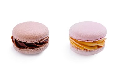 İki canlı badem kurabiyesi beyaz bir yüzeyde oturur. Birinde zengin çikolata dolgusu, diğerinde ise farklı renkler ve dokular sergilenen kremalı limon dolgusu var..