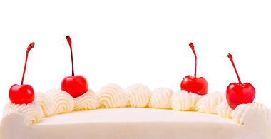 Lezzetli bir pasta, kiraz ve dekoratif kremayla süslenmiş pürüzsüz beyaz bir krema içerir. Doğum günleri, düğünler ya da herhangi bir festival için mükemmel..