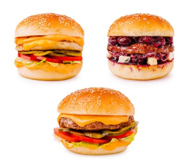 Üç gurme burger çeşitli malzemelerle sergilenir. Hamburgerlerde eritilmiş peynir, marul, domates ve renkli ve iştah açıcı bir seçim sunan eşsiz soslar yer alıyor..