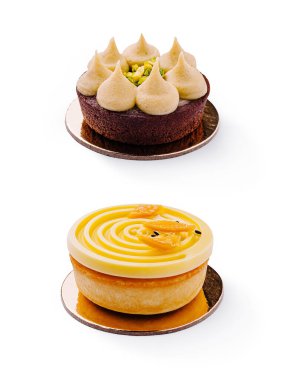 Altın tabaklar üzerinde iki enfes tatlı sunulur, tereyağı kremalı bir çikolatalı pasta ve limon dilimli bir turta sergilenir. Her iki tatlının da sanatsal yetenekleri var..