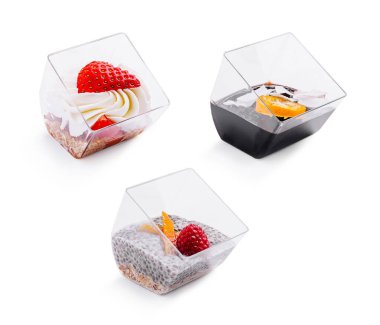 Üç zarif tatlı fincanı çilekli krema, tatlı krema ve chia pudingi de dahil olmak üzere çeşitli ikramlar sunar..