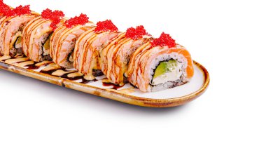 Taze balık, krem peynir ve renkli malzemelerden oluşan güzel bir suşi rulosu. Tabak eşsiz bir tabakta sunuluyor, canlı renkler ve dokular sergileniyor..