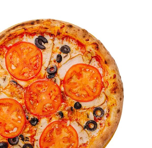 Lezzetli bir pizza, olgun domates, siyah zeytin ve tavuk dilimleri ile kaplı, kırsal ahşap bir masada oturur. Altın hamuru mükemmel pişmiş ve davetkar..