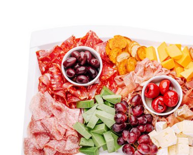 Bu canlı tabakta çeşitli pişirilmiş etler, peynirler, üzümler, zeytinler ve sanatsal olarak sıralanmış krakerler yer alıyor. Toplantılar ya da günlük yemek için mükemmel. Farklı zevklere hitap ediyor..