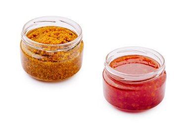 Beyaz arka planda iki kavanoz yan yana oturur. Sol kavanoz kalın, kumlu bir hardal tutarken, sağ kavanozda pürüzsüz, canlı kırmızı biber sosu var..