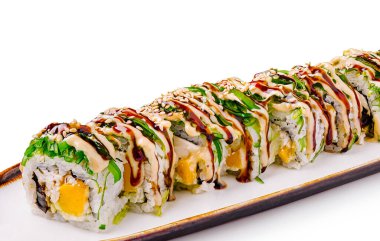 Çok güzel düzenlenmiş suşi rulosu taze sebzeler, deniz ürünleri ve üzerine serpiştirilmiş soslar içerir. Canlı renkler ve sanatsal sunum bu yemeği görsel olarak çekici ve iştah açıcı kılıyor..
