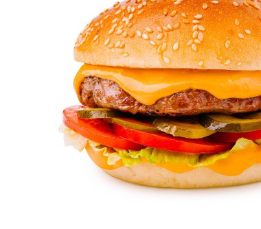 Bu ağız sulandıran çizburgerin üzerinde erimiş çedar, kıtır marul, taze domates ve turşu ile sulanmış sulu bir biftek köftesi var..