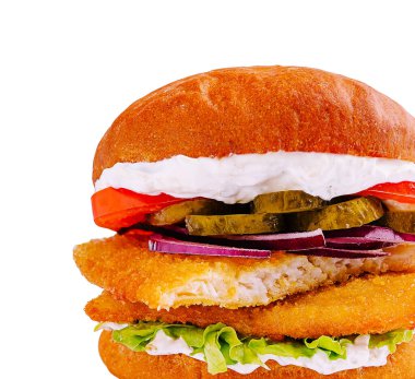 Ağız sulandıran bir sandviçe marul, domates, turşu, kırmızı soğan ve kremalı sos katılmış çıtır balık köftesi yer. Altın çörek bu lezzetli yemeğe mükemmel bir dokunuş katıyor..