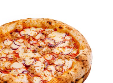 Yeni pişmiş, içinde altın kabuk, erimiş peynir ve kıyma ve dilimlenmiş soğan bulunan bir pizzanın yakın çekimi. Sıradan bir yemek ya da arkadaşlarla bir araya gelmek için ideal bir yemek..