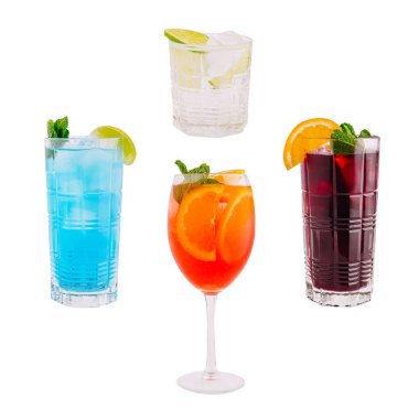 Beyaz arka planda dört canlı kokteyl sunuluyor, süslemelerle canlandırıcı içecekler sergileniyor. Renkli içecekler arasında mavi bir kokteyl, limonlu berrak bir içecek ve iki karışık içecek var..