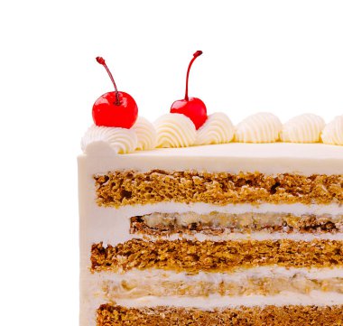 İki parlak kırmızı kiraz ve narin borulu kremayla kaplı, kremalı pasta katmanları içeren cazip bir tatlı. Kutlamalar ve özel durumlar için ideal..