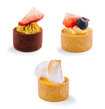 Üç küçük tatlı güzelce sergileniyor, kremalı malzemeler ve çilek ve yaban mersini gibi süslerle. Her tatlı renk ve tasarım açısından farklıdır, aşçılık sanatını sergiler..