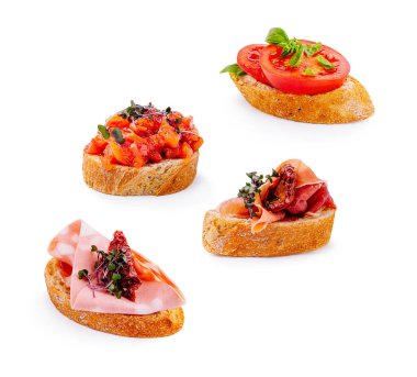 Taze hazırlanmış bruschetta çeşitli malzemeler sergiliyor. Kızarmış ekmeğin her bir dilimi canlı malzemelerle süslenir ve İtalyan mutfağının lezzetlerini ön plana çıkarır..