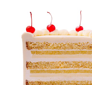 Sünger ve krema katmanlı uzun beyaz pasta parlak kırmızı kirazlarla kaplıdır. Bu tatlı şenlik için mükemmel, tatlı bir görünüş ve lezzet sunuyor..