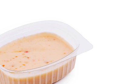 Açık plastik bir kabın içinde kremsi bir sos sergilenir. Renkli benekleri olan pürüzsüz bir doku sergiler. Sosun ince tatları onu toplanmak için mükemmel bir aperatif yapıyor..