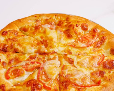 Yakından bakınca taze pişmiş peynirli pizzanın olgun domateslerle süslenmiş hali. Altın kabuk tüylü ve davetkar. Toplantılar için ideal ya da tek başına eğlenmek için..