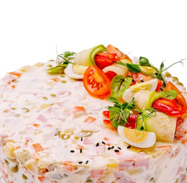 Canlı bir katmanlı salata keki, domates ve salatalık gibi taze sebzelerin karışımı, bitkilerle kaplı ve kremalı bir sos içerir. Yaz toplantısı ya da kutlama için mükemmel bir süs..