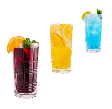 Uzun bardaklarda canlı renklerde üç canlı içki servis edilir. Her bardak buzla dolu ve meyve dilimleri ve taze nane yapraklarıyla süslenmiş. Güneşli bir gün için mükemmel..