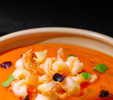 Bir kase taze otlar ve yenilebilir çiçeklerle süslenmiş canlı bir portakal sosuna yerleştirilmiş yumuşak karides içerir. Bu lezzetli yemek mutfağın yaratıcılığını ve lezzetlerini ön plana çıkarıyor..