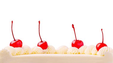 Krem şanti ve parlak kırmızı kirazlarla süslenmiş beyaz bir pasta temiz bir yüzeyde oturur. Zengin krema kıvrımları ahenkli bir şekilde tatlı hoşgörüye davet ediyor..