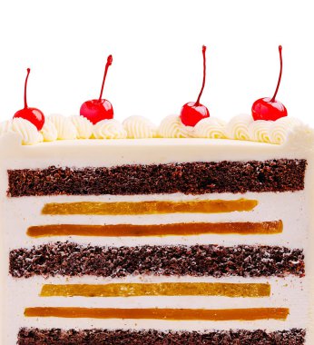 Lezzetli bir katmanlı çikolatalı pasta renkli dolgularla farklı katmanlara sahiptir ve taze kirazlarla kaplıdır. Pasta parlak bir arkaplanda sergileniyor, ayrıntıları vurgulanıyor.