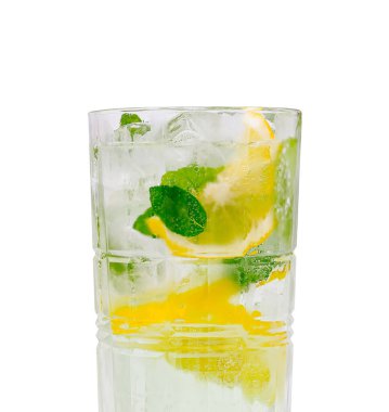 Canlı bir mojito kokteyli taze nane yaprakları ve buzla dolu berrak bir bardakta servis edilen limon dilimlerinden oluşur. İçkiler tazelik yayar ve sıcak günler için mükemmeldir..