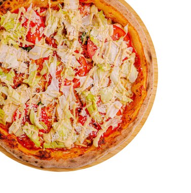 Yuvarlak bir pizzada peynir katmanları, taze domates parçaları ve tepesinde karışık sebzeler bulunur. Kabuk altın ve çıtır çıtır, ahşap bir tahtanın üzerinde duruyor, iştah açıcı görünümünü sergiliyor..