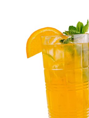 Canlı bir narenciye içeceği, nane yaprakları ve portakal dilimleriyle süslenmiş buz küpleriyle doludur. Sıcak bir gün için son derece ferahlatıcı, bu içecek tadını çıkarmaya hazır..
