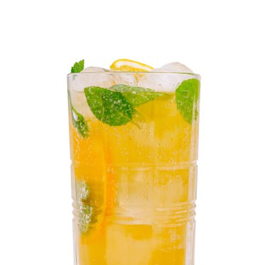 Taze nane yaprakları ve bir dilim limonla tamamlanmış canlı narenciye ile dolu uzun bir bardak. İçki buzun üzerinde servis edilir, ferahlatıcı bir yaz havası yaratır..