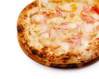 Sıcak, taze yapılmış bir pizza ahşap bir tabakta duruyor. Kenarları altın sarısı ve hafifçe kavrulurken, peynir ve jambon dilimleri cömertçe en üste yerleştiriliyor ve ağız sulandırıcı bir görünüm yaratıyor..