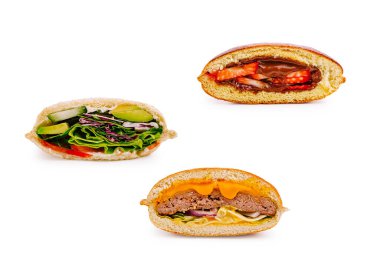 Üç farklı sandviçte taze sebze, et ve baharatlı yayılma da dahil olmak üzere renkli malzemeler sergileniyor. Yemek ilhamı ya da öğle yemeği vakti aşçılık keşfi için mükemmel..