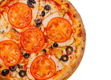 Bu iştah açıcı pizza, taze domates dilimleri, siyah zeytin ve yumuşak tavuk parçalarıyla süslenmiş altın bir kabuk içerir. Sıradan bir toplantıda paylaşmak için mükemmel..
