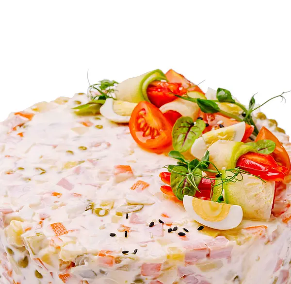 Canlı bir katmanlı salata keki, domates ve salatalık gibi taze sebzelerin karışımı, bitkilerle kaplı ve kremalı bir sos içerir. Yaz toplantısı ya da kutlama için mükemmel bir süs..