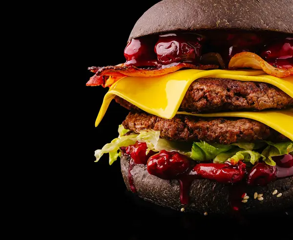 Bu yemek, iki köfte, erimiş peynir, pastırma ve canlı malzemelerle dolu çarpıcı bir siyah çörek içeriyor. Her an iştah açıcı ve görsel olarak çekici bir yemek yaratıyor..