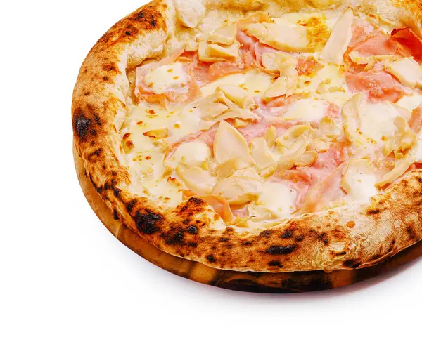 Sıcak, taze yapılmış bir pizza ahşap bir tabakta duruyor. Kenarları altın sarısı ve hafifçe kavrulurken, peynir ve jambon dilimleri cömertçe en üste yerleştiriliyor ve ağız sulandırıcı bir görünüm yaratıyor..