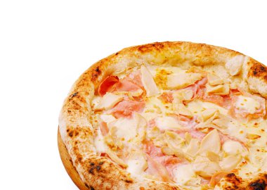 Altın hamurlu taze pişmiş pizza yumuşak tavuk ve erimiş peynir parçaları içerir. Tabak ahşap bir masada sunuluyor, iştah açıcı görünümünü sergiliyor..