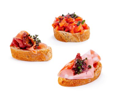 Pişmiş et ve taze sebze gibi malzemelerin sunulduğu lezzetli bir bruschetta çeşidi. Kabuklu ekmek dilimlerinde sunuluyor. Toplantılar ve sıradan yemek anları için mükemmel..