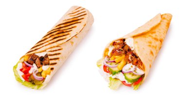 Izgara tavuk, taze sebze ve sosla dolu iki paket sergileniyor. Hızlı bir öğle yemeği ya da sıradan bir yemek için ideal olan bu paketler lezzetli ve tatmin edici bir seçenek sunmaktadır..