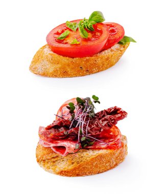 İki dilim kızarmış ekmek, canlı domates dilimleri ve taze otlarla süslenmiş pişirilmiş etler. Yemekten önce aperatif ya da aperatif için mükemmel..