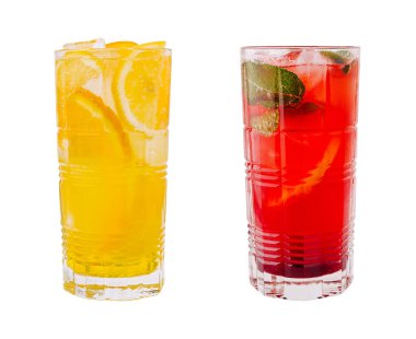 Canlı içeceklerle dolu iki uzun bardak yan yana oturur..