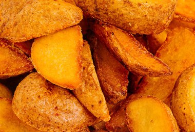 Altın, çıtır çıtır patatesler bir araya toplanmış, enfes bir doku ve renk sergiliyorlar. Bu yemek atıştırmak için idealdir ya da toplantılarda keyifle yenen günlük yemeklerde bir yan olarak..