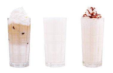 Üç uzun bardakta lezzetli yaz içkileri, karamel buzlu kahve, kremalı milkshake, ve kremalı kremalı yumuşak vanilyalı içecek..