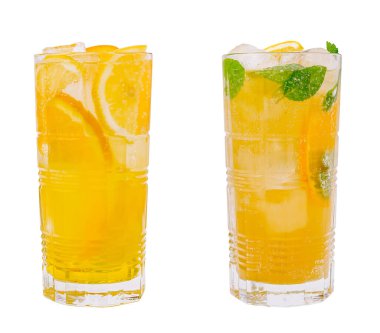 Parlak sarı turunçgil içecekleriyle dolu iki uzun bardak, biri nane ve diğeri portakal dilimleriyle süslenmiş, canlı ve ferahlatıcı bir yaz ziyafeti yaratıyor..