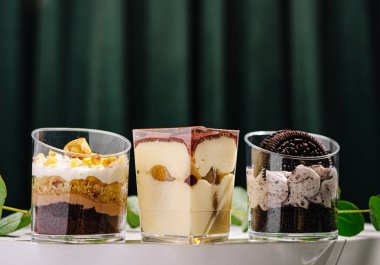 Üç zarif tatlı fincanı farklı zevkler sunar..