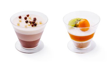 İki zarif tatlı fincanı çeşitli dokular ve tatlar sergiliyor. Biri çikolata katmanlarını içerirken, diğeri de meyve ve kremayı ön plana çıkarıyor..