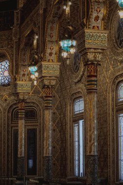 Birçok pencere ve sütuna sahip büyük bir oda, ortaçağ ve Bizans mimarisinin unsurlarını birleştiren bir binanın çarpıcı bir özelliği olabilir.