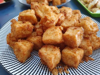 Tabakta kızarmış çıtır tofu.