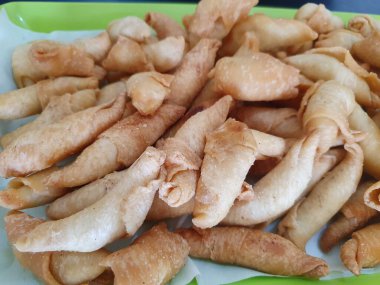 Muz dürümleri hamur hamuruna sarılmış, genellikle aperatif olarak ya da tatlı olarak yenir, ayrıca pisang molen olarak da adlandırılır.