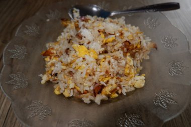 Şeffaf bir tabakta kızarmış pirinç fotoğrafı.